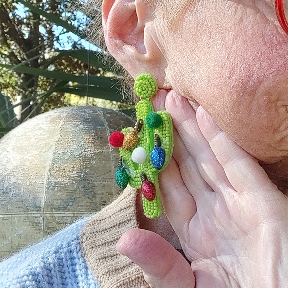 NWT Jewelry CHRISTMAS Green Beaded Cactus Earrings - Picture 4 of 4